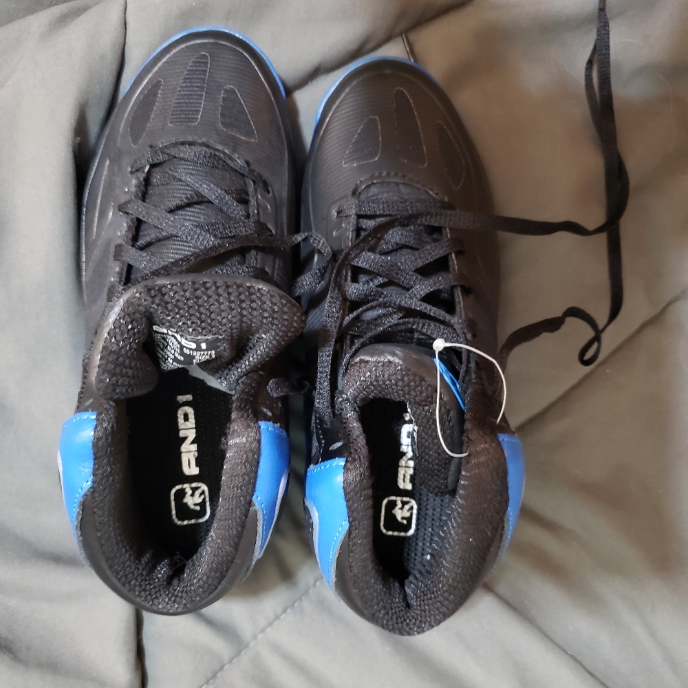 NWOT- ANDI SIZE 3 UNISEX SNEAKERS